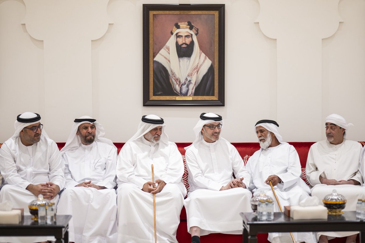 AARD_AE's tweet photo. هزاع بن زايد يُقدِّم واجب العزاء في وفاة مبارك محمد رويشد النايلي الشامسي، خلال زيارته مجلس العزاء المُقام في "مجلس زاخر" بمنطقة العين. https://t.co/SnKJG4JVAs