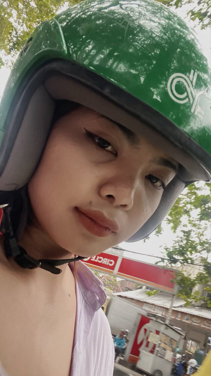 siekopathhh's tweet photo. Kenapa enak bgt naik gojek dr pd bawa motor sendiri? Padahal duid gojek tuh g enak bgt kalo dipikir”😌 https://t.co/BTmD0fETQY