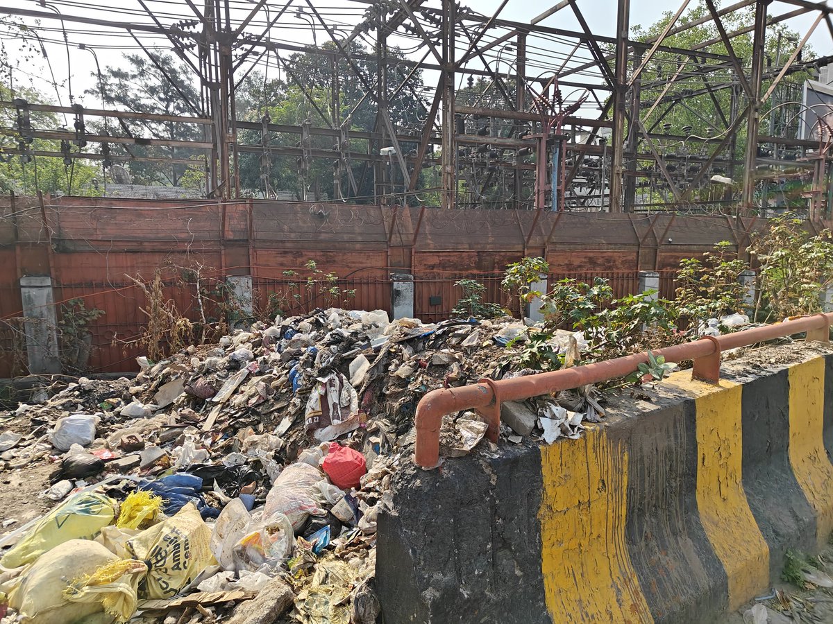 oye_mayank's tweet photo. @DelhiPwd @CMODelhi @p_sahibsingh Please get this garbage removed from the Bhera enclave goal chakkar, Paschim Vihar. In front of Hotal Vivah and hotel Radisson. I have raised complaint on the pwd app,but my complaint was removed from the app and no action was taken. @LtGovDelhi https://t.co/EjOwZYKbJb