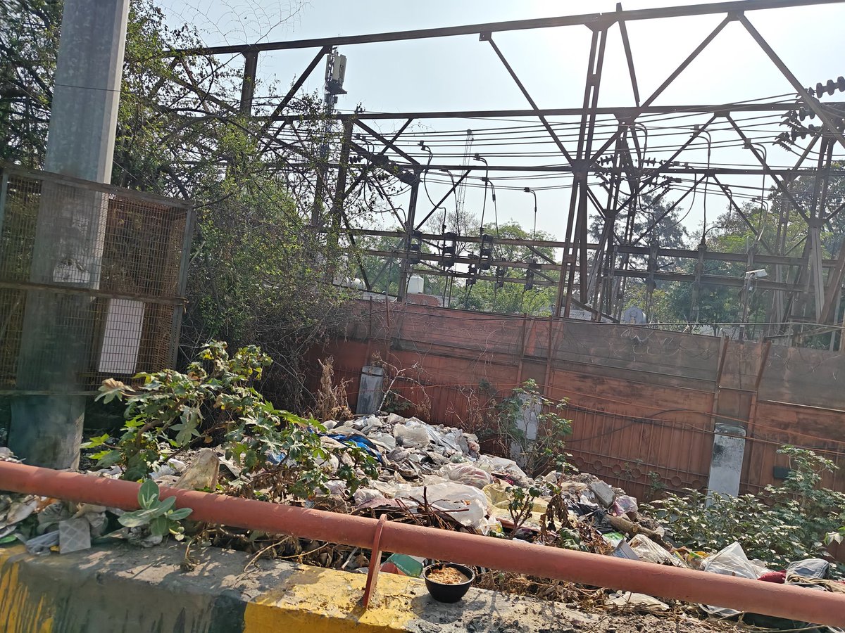 oye_mayank's tweet photo. @DelhiPwd @CMODelhi @p_sahibsingh Please get this garbage removed from the Bhera enclave goal chakkar, Paschim Vihar. In front of Hotal Vivah and hotel Radisson. I have raised complaint on the pwd app,but my complaint was removed from the app and no action was taken. @LtGovDelhi https://t.co/EjOwZYKbJb