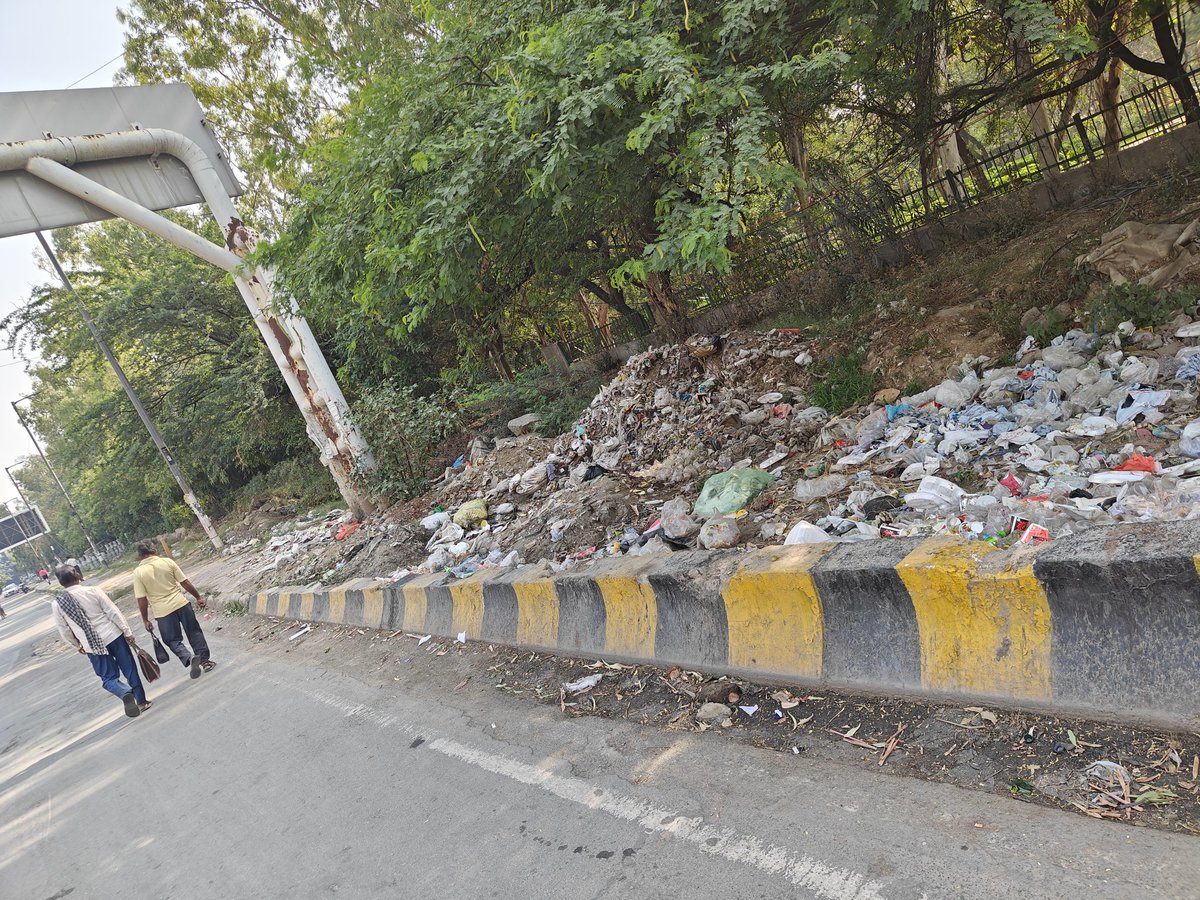 oye_mayank's tweet photo. @DelhiPwd @CMODelhi @p_sahibsingh Please get this garbage removed from the Bhera enclave goal chakkar, Paschim Vihar. In front of Hotal Vivah and hotel Radisson. I have raised complaint on the pwd app,but my complaint was removed from the app and no action was taken. @LtGovDelhi https://t.co/EjOwZYKbJb