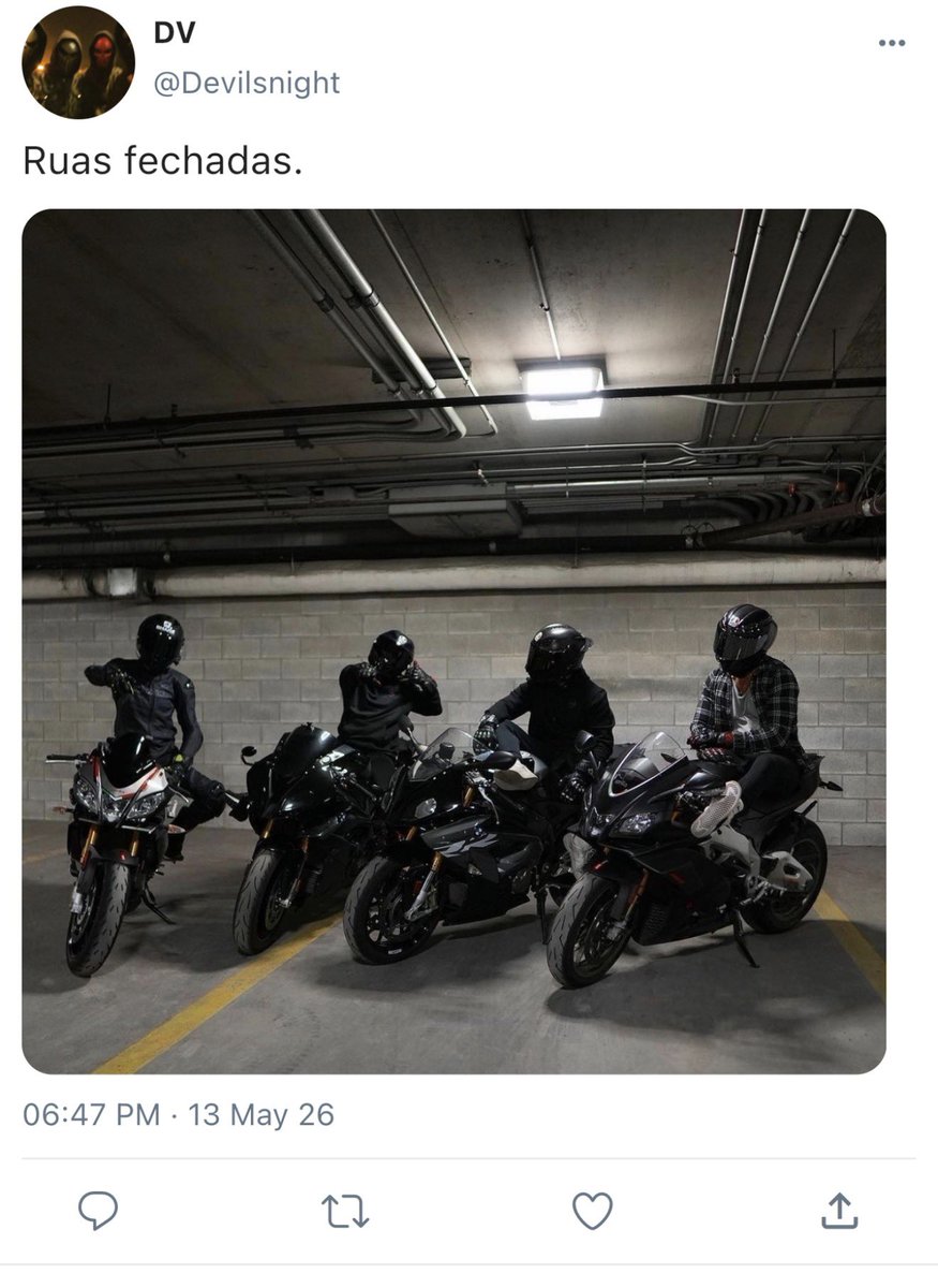 pjmsun13's tweet photo. #Jikookau onde:

Toda cidade entra em caos na noite de 30 de outubro.
Carros queimados.
Blackouts.
Perfis anônimos.
Desaparecimentos.

E todo ano alguém recebe a mensagem.

“See you on Devil’s Night.”

E Jimin virou o alvo da vez. https://t.co/kZbQWHs1Js