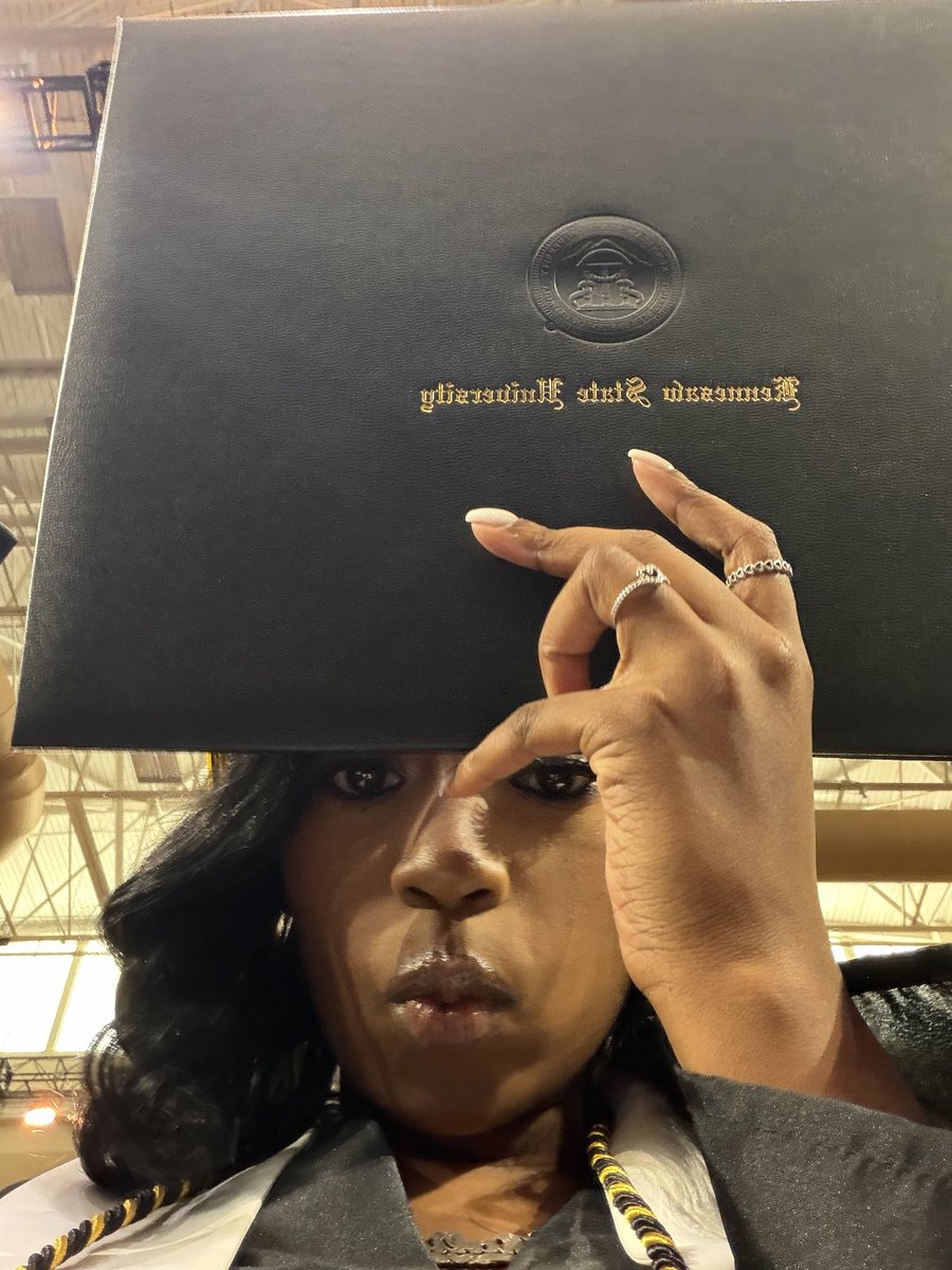 kaliacacho's tweet photo. COLLEGE GRADDD https://t.co/Q6izc4ZQyL