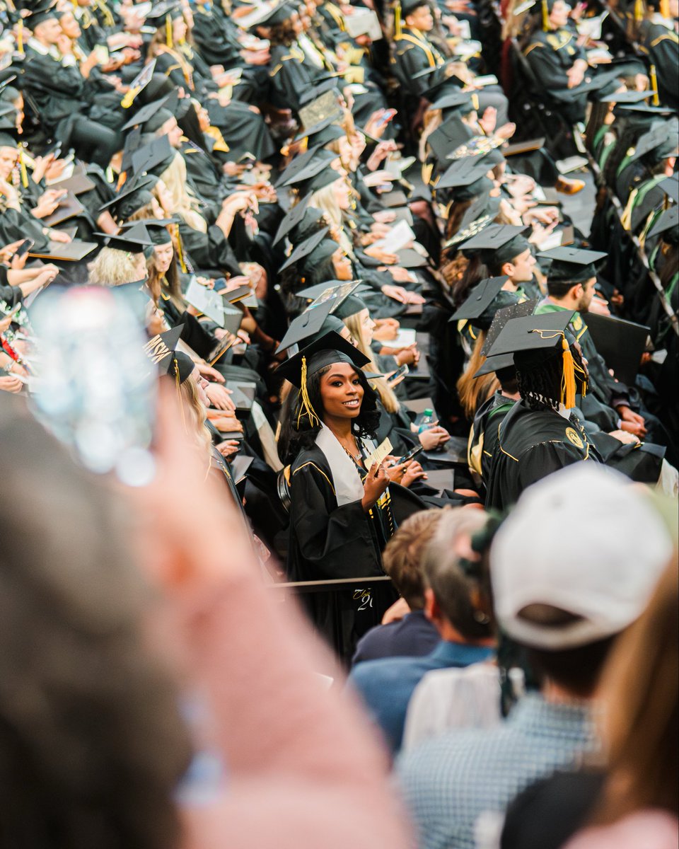 kaliacacho's tweet photo. COLLEGE GRADDD https://t.co/Q6izc4ZQyL