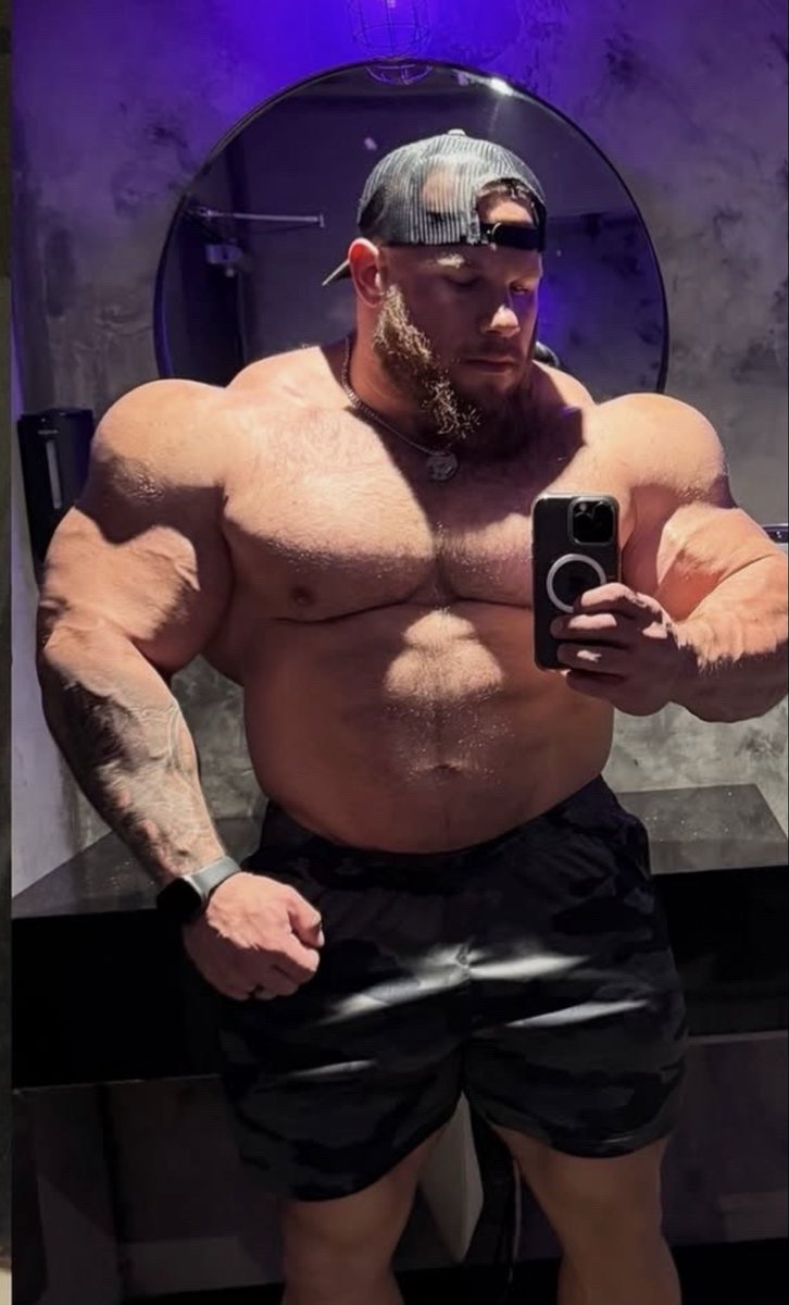 Blake_Shields24's tweet photo. @scottbbfan @grabbyhaze THIS (I’m assuming they are a) person, is NOT real. This is an example of someone with too much money and zero self respect or concern for their health. THIS man wouldn’t even make it to my living room, much less my bed. https://t.co/SfhEI86nvJ