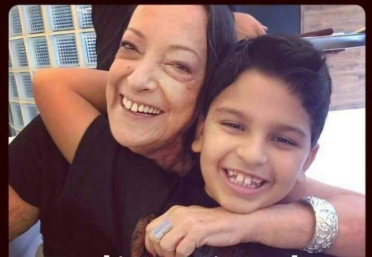 Claudio1501's tweet photo. Mais um 13 de Maio sem você, Mãezinha!

Semana pesada, domingo dia das Mães, hoje seu aniversário e sábado 5 anos que o Pai foi te encontrar.

Comemora aí de cima com ele.
Por aqui seguimos unidos e vencendo os desafios da vida como você nos ensinou.

Saudades eternas! Te amo ❤️! https://t.co/uFQB5gFMGj