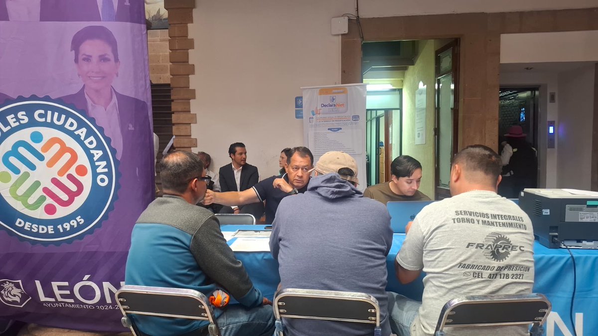 GabrielDuranOr2's tweet photo. Cómo cada miércoles seguimos atendiendo a los ciudadan@s que acuden para tratar diversas necesidades de sus conias, asentamiento en proceso de regularización y comunidades rurales!! https://t.co/DPWR16eS3C