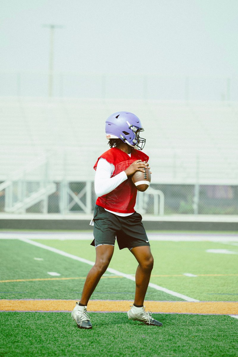 jarvisj2howell's tweet photo. Locked in 🔒 
@LennardFootball @Coach_KBjr @CJBennett_08 @QBcoach1 https://t.co/KjWIZPH4pY