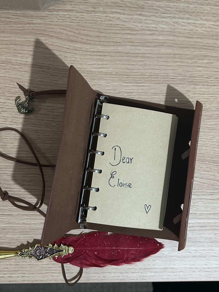 _Vqmpires's tweet photo. Small Shoot from con this weekend !!  Did have to get my girlfriend into bannerfall to do this duo with me 🫶
+ a photo of the prop that i made her which had the poem bf!Bek wrote bf!Eloise.

#bannerfallsmp #bfsmp #bekyamon #soupforeloise #powcreations https://t.co/r8JceKCw0V