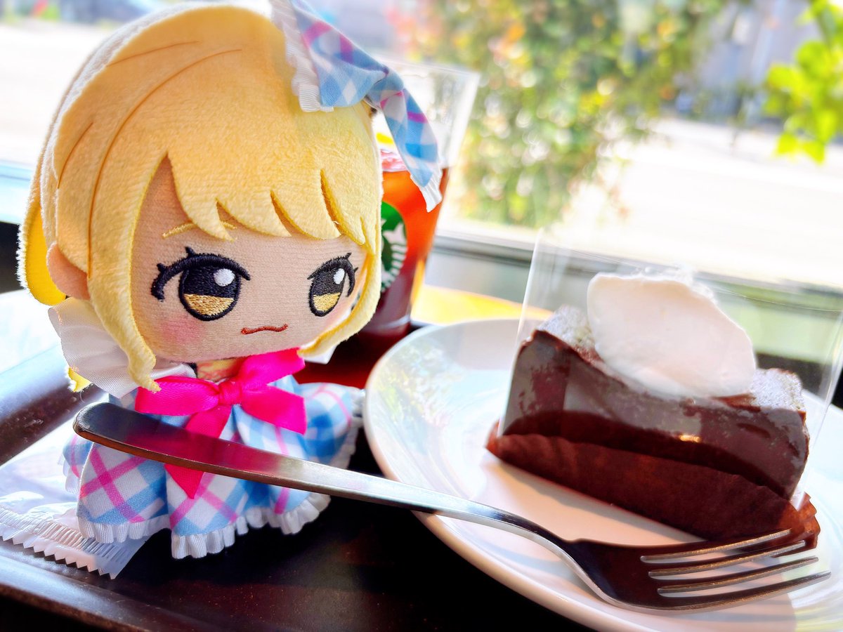 ramun29's tweet photo. スタバ新作のチョコレートテリーヌが美味しいらしいと知って食べに行ったことねぬい😋

美味しいナ〜☺️☺️☺️

 #初星学園ぬいぬい部 https://t.co/G9lsz3EAUP