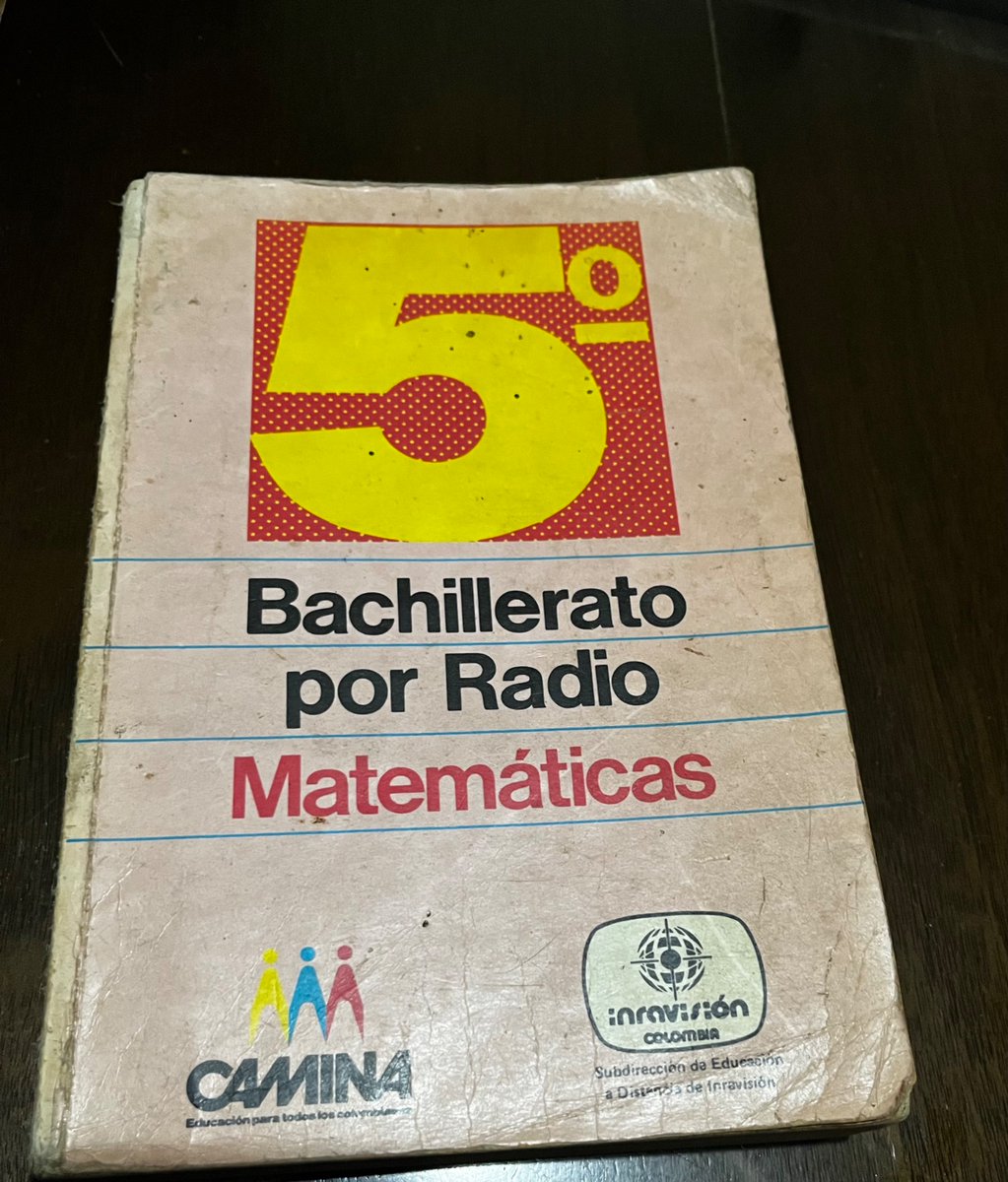 CarolinaIbanezS's tweet photo. @Feloarias Conservo dos libros de mis hermanos mayores que estudiaron por radio 🙂 https://t.co/QvPMtZI5Ay