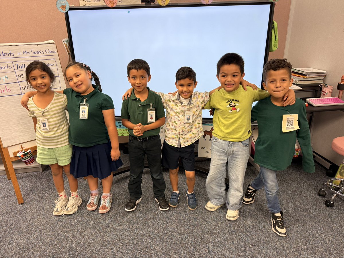 Yanivels14's tweet photo. Today we wore green to raise awareness for mental health. 💚 @HicksTigers https://t.co/XeUH0F3xde