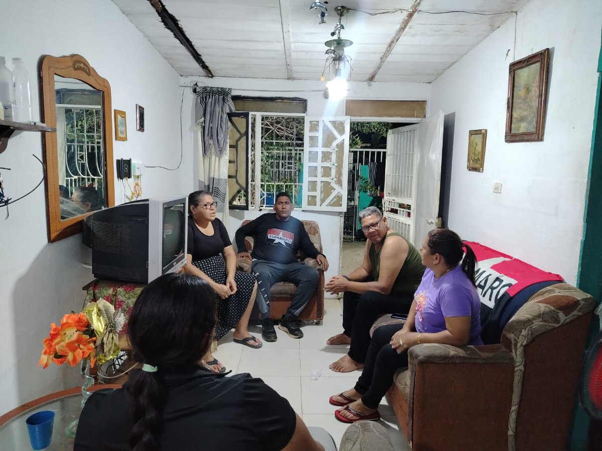 TupamaroMRT_'s tweet photo. Dirección Colectiva 🚩🏴

En el sector Los Coquitos, Parroquia Catedral, Municipio Angostura del Orinoco, la Dirección Regional Operativa TUPAMARO dio continuidad a la visita a nuestras bases, junto a los integrantes de la Célula “Ezequiel Zamora”.

Esta jornada estuvo centrada en el reencuentro directo con la militancia de base, fortaleciendo el tacto revolucionario, la unidad orgánica y el compromiso político que caracteriza a nuestro partido.

Estas visitas permiten reforzar nuestra estructura, dinamizar la acción política en el territorio y seguir fortaleciendo los lazos entre la dirección regional y los cuadros de base.

#TupamaroAntiimperialista

@WBenavides_MRT 
@LanzRaiza 
@NicolasMaduro 
@delcyrodriguezv 
@dcabellor