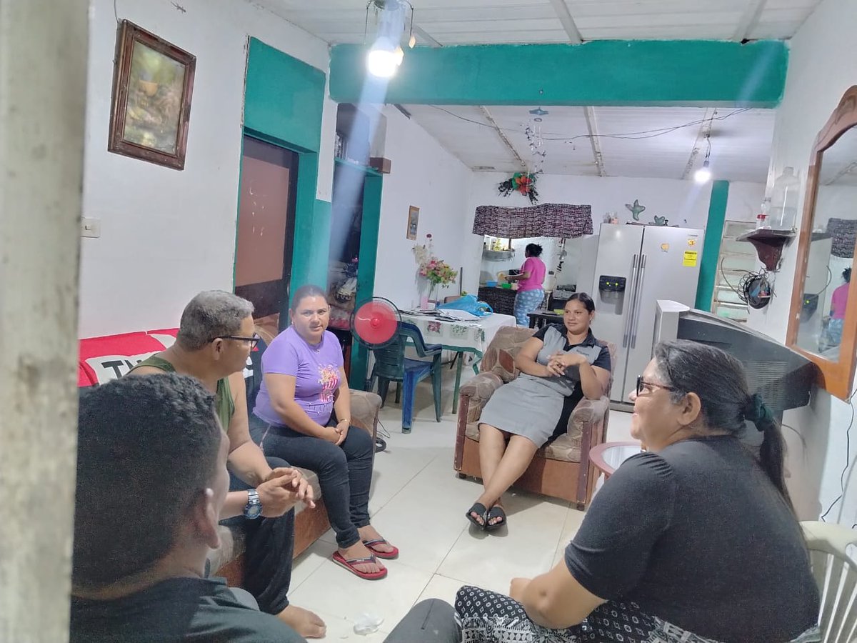 TupamaroMRT_'s tweet photo. Dirección Colectiva 🚩🏴

En el sector Los Coquitos, Parroquia Catedral, Municipio Angostura del Orinoco, la Dirección Regional Operativa TUPAMARO dio continuidad a la visita a nuestras bases, junto a los integrantes de la Célula “Ezequiel Zamora”.

Esta jornada estuvo centrada en el reencuentro directo con la militancia de base, fortaleciendo el tacto revolucionario, la unidad orgánica y el compromiso político que caracteriza a nuestro partido.

Estas visitas permiten reforzar nuestra estructura, dinamizar la acción política en el territorio y seguir fortaleciendo los lazos entre la dirección regional y los cuadros de base.

#TupamaroAntiimperialista

@WBenavides_MRT 
@LanzRaiza 
@NicolasMaduro 
@delcyrodriguezv 
@dcabellor
