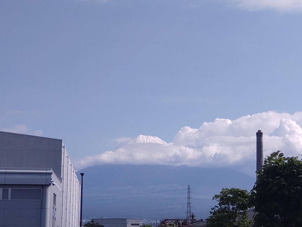 wizard9981's tweet photo. 今日の富士山(2026/05/14)
昨日は雪が降ったようで6合目位まで薄く雪が積もっていました。
家を出た時にはもっと見えていたのに だいぶ雲に隠れてしまいました。
#富士山 https://t.co/D0SVXDqrMW
