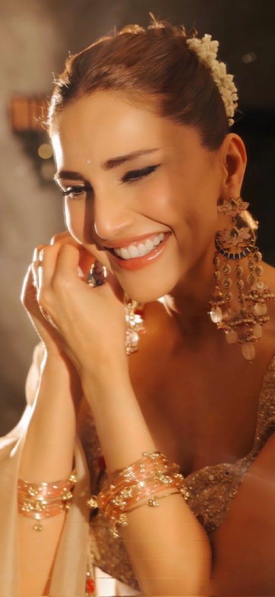 vaani_fc's tweet photo. So pretty #VaaniKapoor https://t.co/l1IDDAAnkc