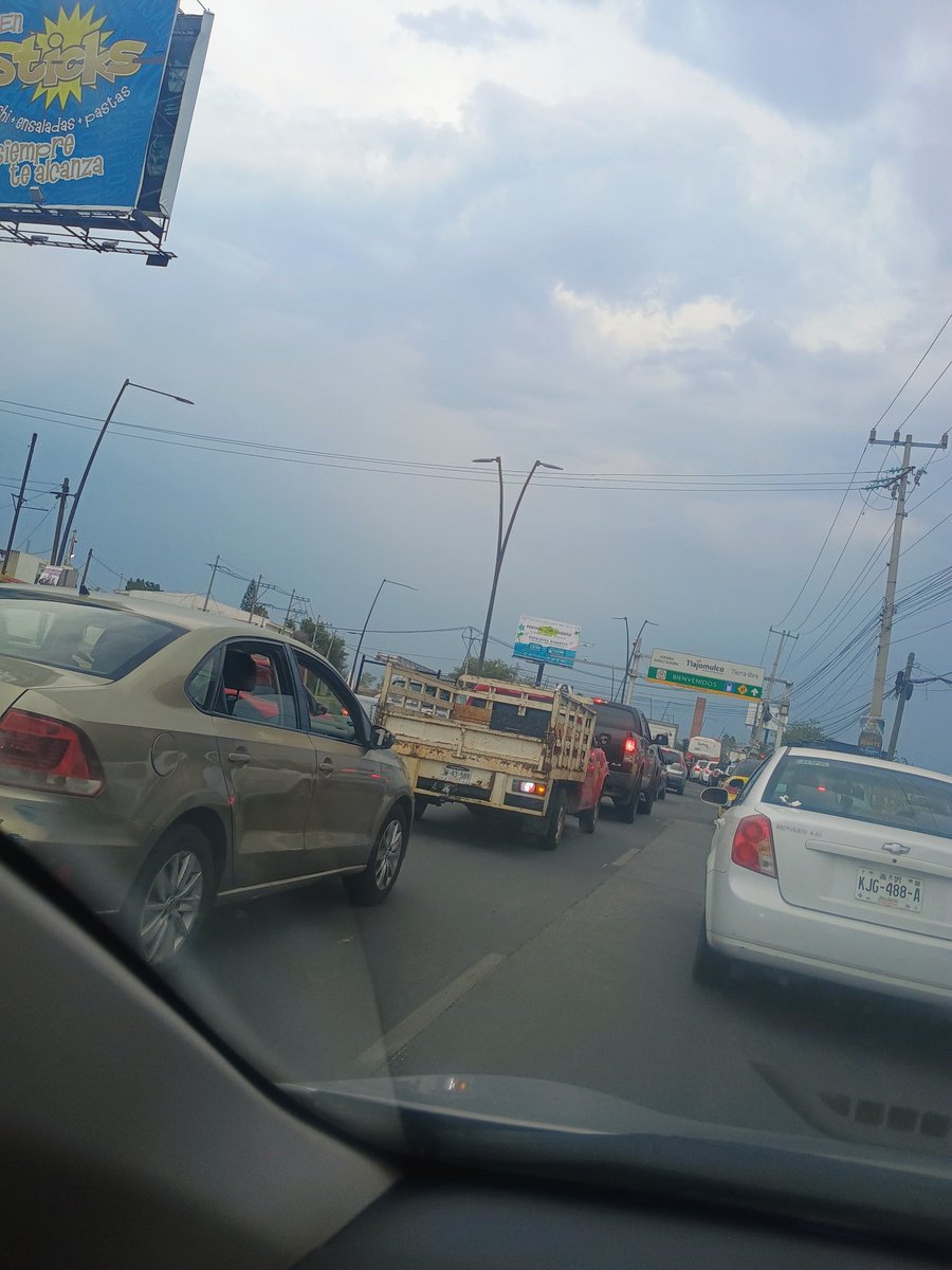 addy2310's tweet photo. @AgenciaAMIM @GerardoQuirinoV @GobTlajomulco @Trafico_ZMG Esto es mejorar ??? https://t.co/ZnWFKyq78n