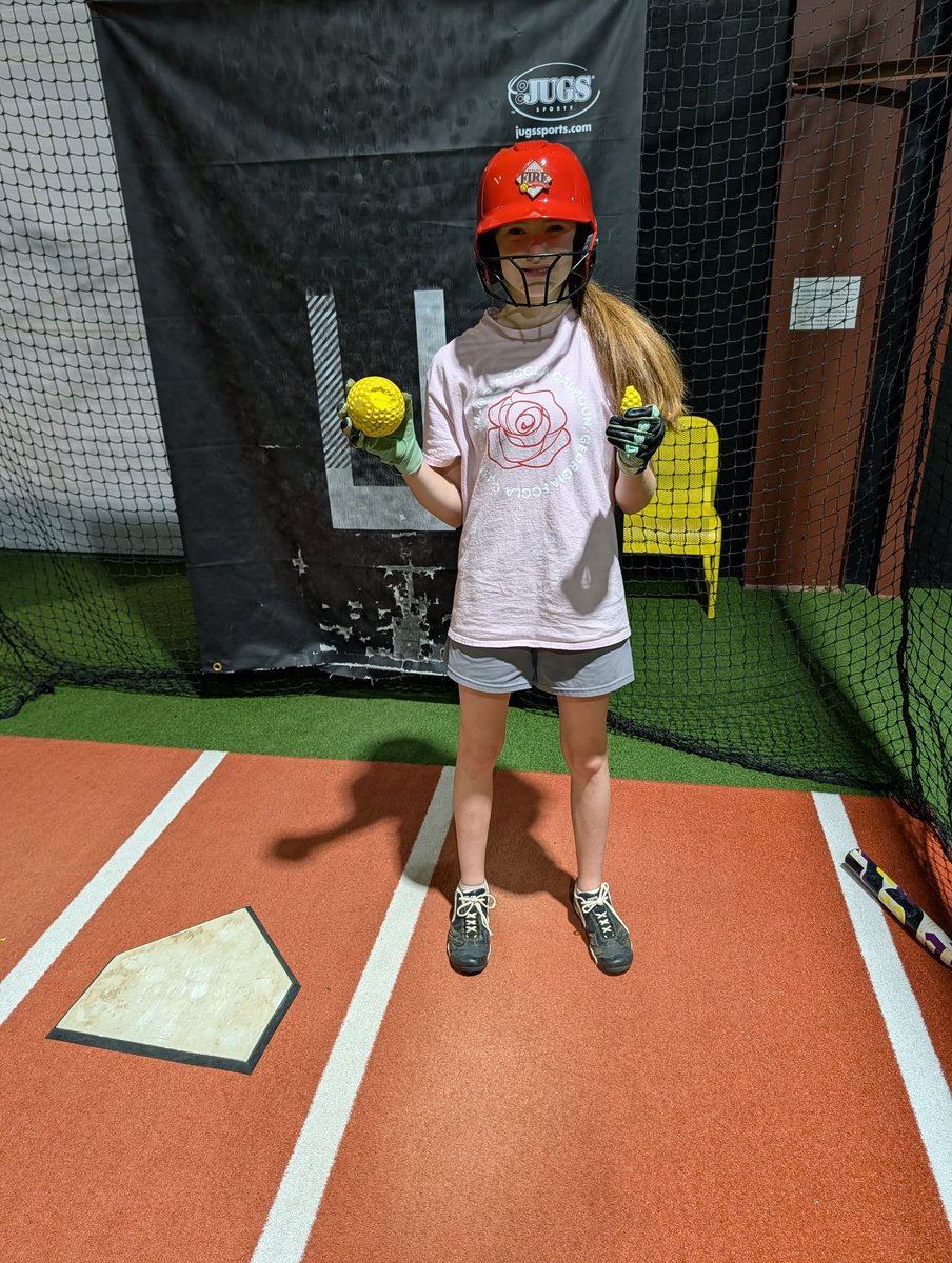 IsabelleRH2029's tweet photo. Getting some hits in on my birthday, ended up breaking another ball off the pitching machine. @GeorgiaFireFP @ScoutSoftball  @SoftballRecruit https://t.co/N0otObzrVV