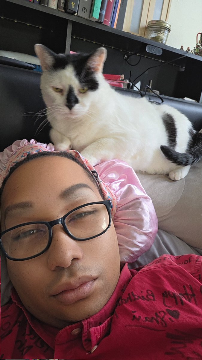 Ellefunk's tweet photo. My #FurNurse #COLEtheCat is going to make sure I stay on the right track in my #healing journey. 🫶🏼😻 #FeelingLOVED #myFAMILIAR https://t.co/Ld9khrzIlQ