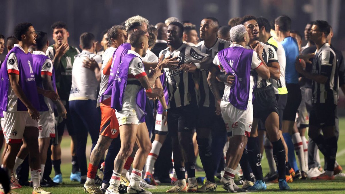 paosaulofc's tweet photo. Um MERDA desde que fez isso com o time tendo 10 minutos pra pressionar contra o Botafogo.

Criticou Crespo por falta de ambição e bancou Roger dizendo que junto com o presidente decidiu a troca.

Ídolo é o CARALHO!

Você é um podre GATORADE de merda. https://t.co/IiGpQOoIbU