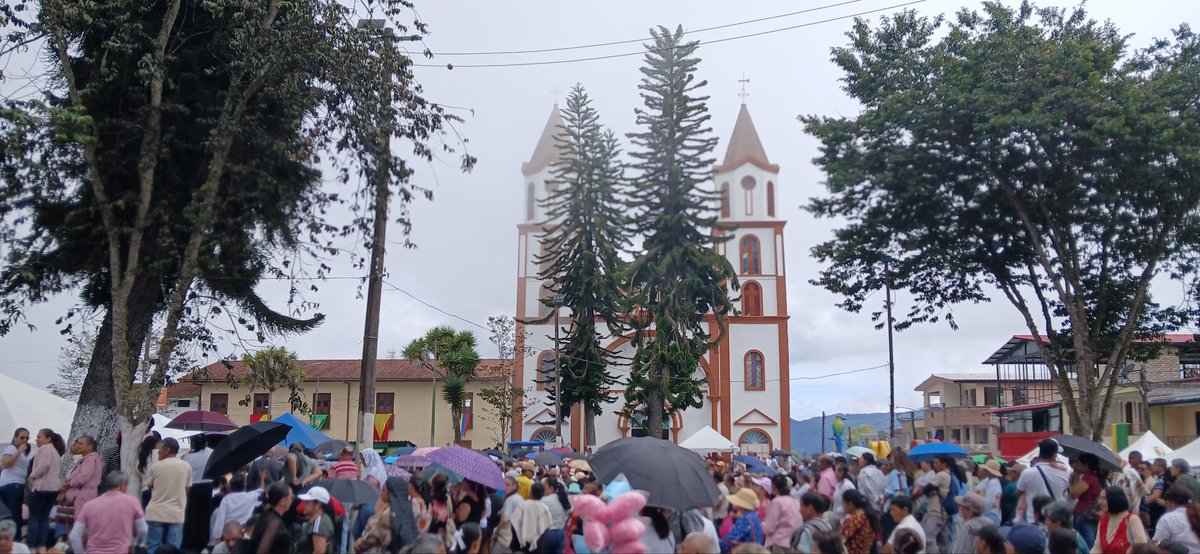 camaverrys77's tweet photo. Virgen de Fátima ruega por nosotros #Carpinloro #VirgendeFátima https://t.co/L6hpMHkBKp