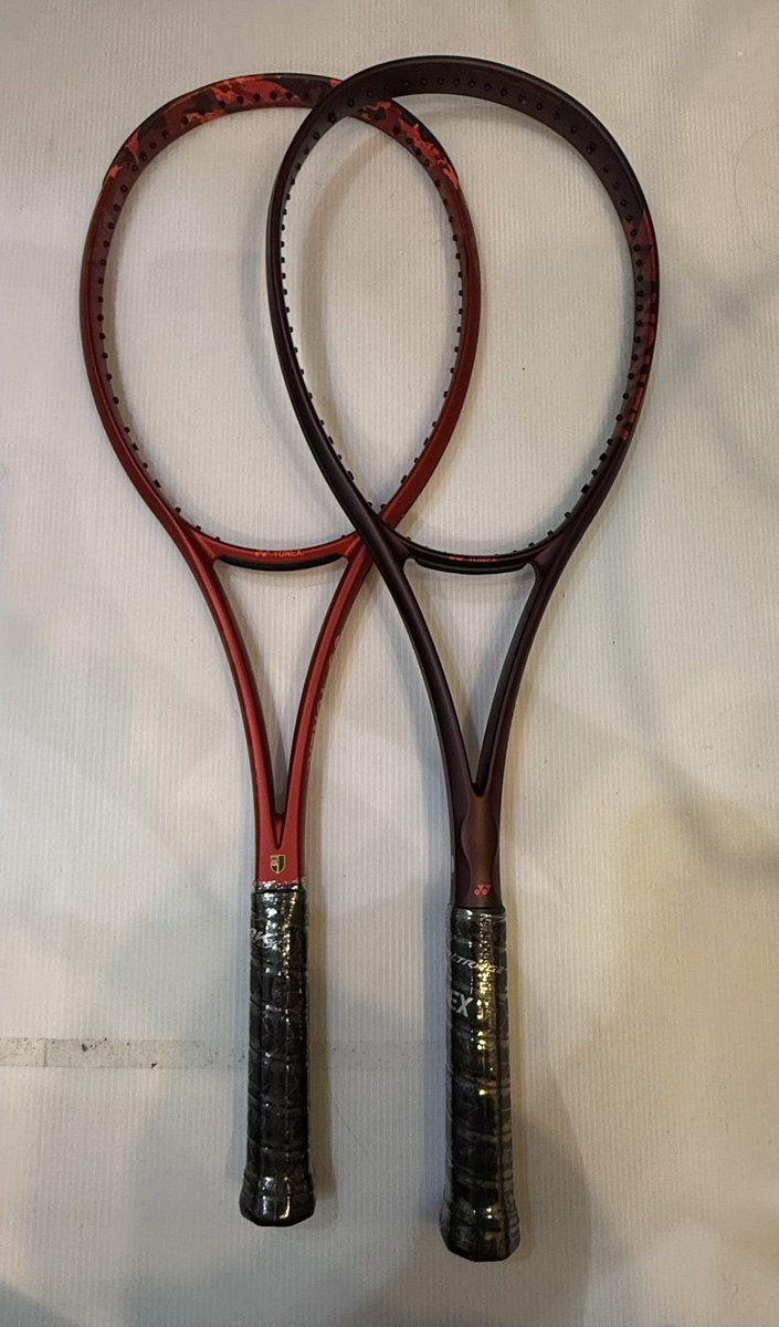 naro376's tweet photo. ヨネックス新製品 #ボルトレイジ8 サンプル到着！PVでは濃い赤に見えたけど、実物はさらに深い“ボルドーワイン色”。ジオブレイク80のレッドと比べると違いは歴然。情熱の赤というより、高級感漂う大人の一本。これは渋い。#ソフトテニス #スポーツナロ
予約受付中！
https://t.co/nDGS5eVaf8 https://t.co/m2Jp0EjQnl
