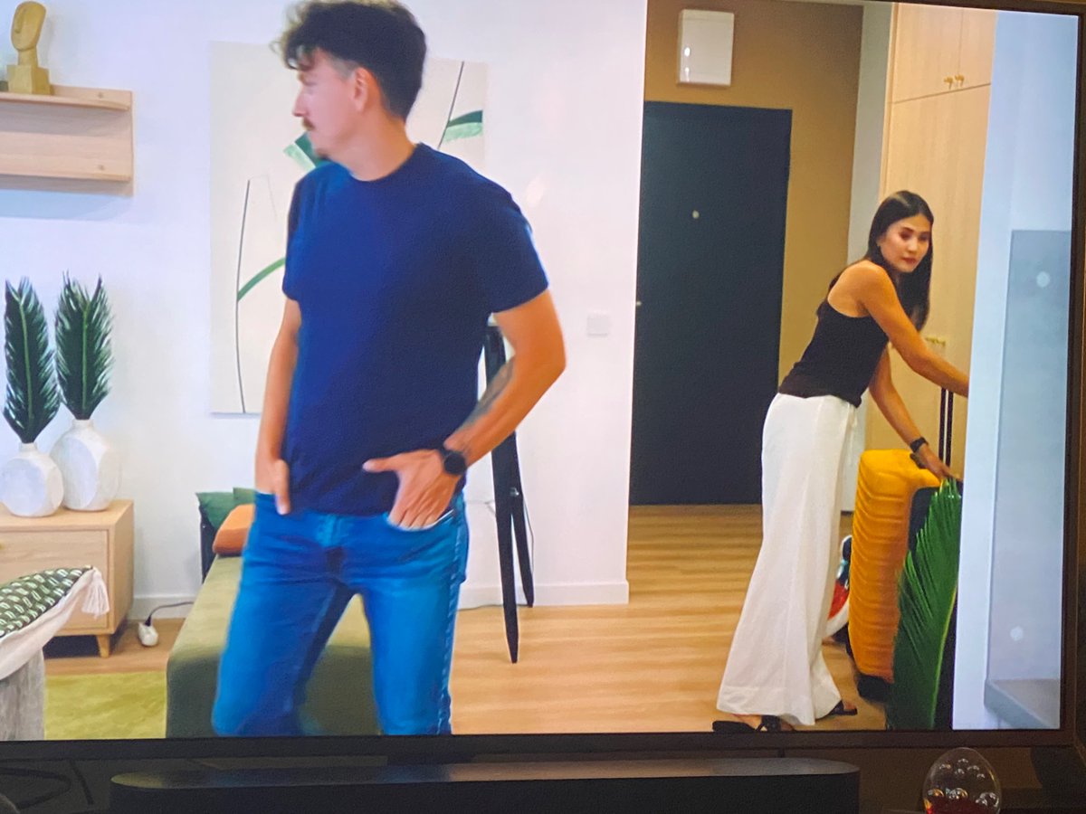 ChiButterScotch's tweet photo. Malika is insufferable, first thing she says when they walk into their new place is we'll wash the floors later &amp; asks Krzysztof why he's walking on the floor with his white socks..omg
#loveisblind #loveisblindpoland https://t.co/m1sfYyssEx