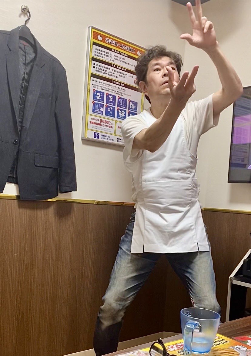 tsukiteiUFO's tweet photo. 突然ですが、彦八まつりのだんじり囃子で龍踊りを踊る…かも知れません！
シンプルに龍踊りを舞いたくなり、先月末、上方落語地車囃子・雅会に入会したのです。その経緯はメルマガを↓
https://t.co/dTNYk7qk04
カラオケボックスで呂翔くんに指導を受けつつ、六十の手習い。彦八本番、どうなるのかー？ https://t.co/waVyeJj4wI