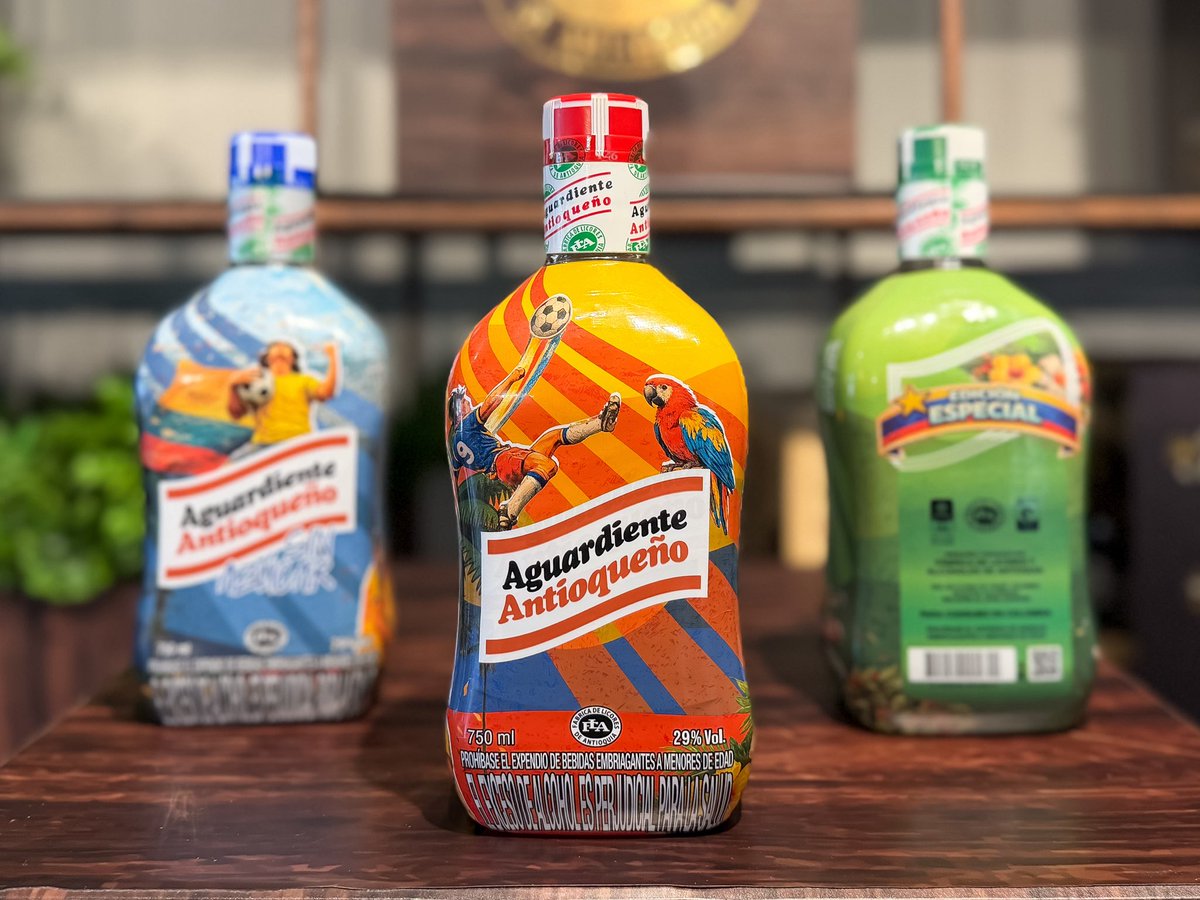 flaenlinea's tweet photo. #EsNoticia | Así lucen las ediciones mundialistas del @AntioquenoFLA para celebrar la fiesta del futbol en Colombia, son 3 ediciones especiales del Aguardiente Antioqueño Tradicional 29°, Sin Azúcar 29° y Sin Azúcar 24° https://t.co/9GJR4l2jeU
