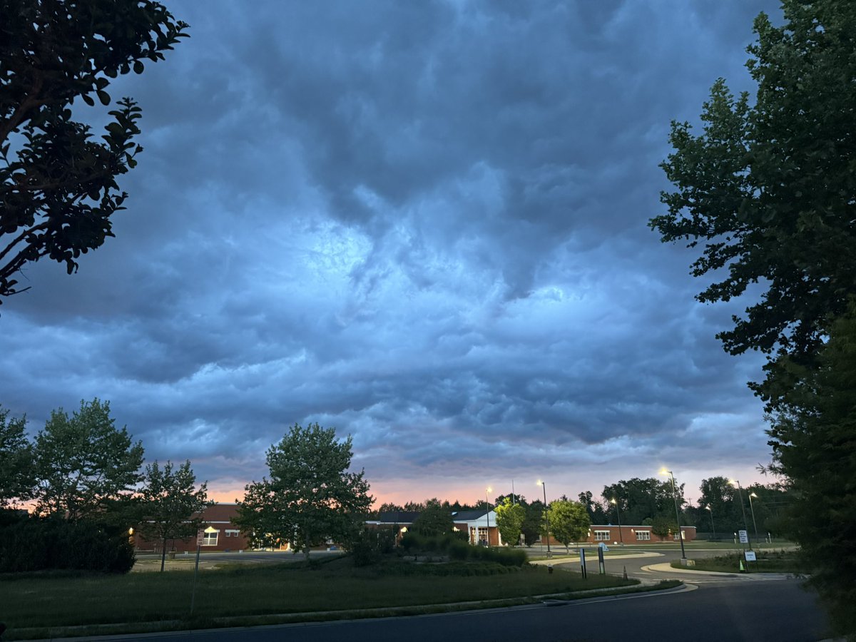 MattyMcRoggy's tweet photo. Love this time of year! #shelfclouds #looksworsethanitis #springstorms @MatthewCappucci @capitalweather https://t.co/gdjl9IsDOl