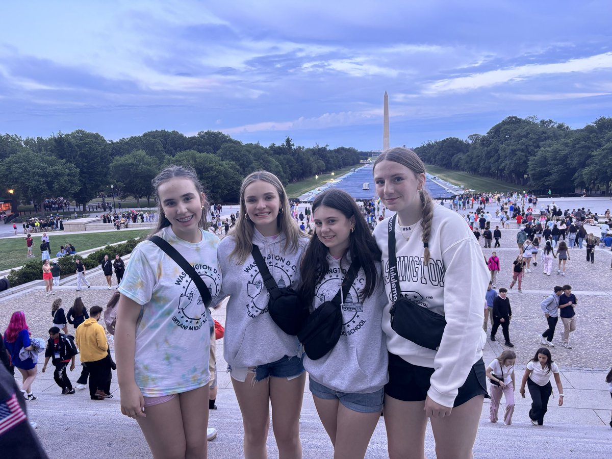 miss_hedger's tweet photo. The Lincoln Memorial! Our last stop of the day! #hornetpride https://t.co/GrdDsksCvA
