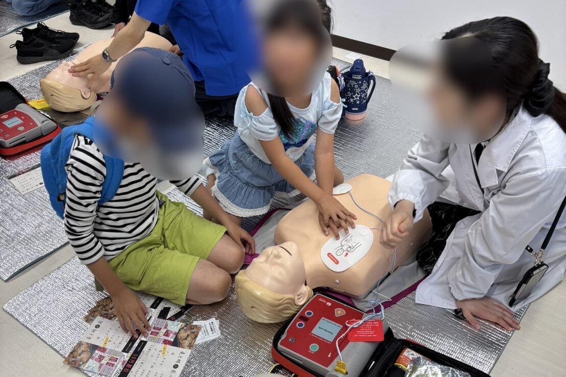 utmedmayfes's tweet photo. ①心肺蘇生法体験

目の前で大事な人が倒れたとき、あなたはどうしますか？

一次救命処置（BLS）では、心臓マッサージ（胸骨圧迫）やAEDの使い方を実際の医療現場と同じ手順で体験します。「聞いたことがある」だけでは命は救えません。正しい手技を手を動かしながら身につけましょう！ https://t.co/mUm8tGoL8P