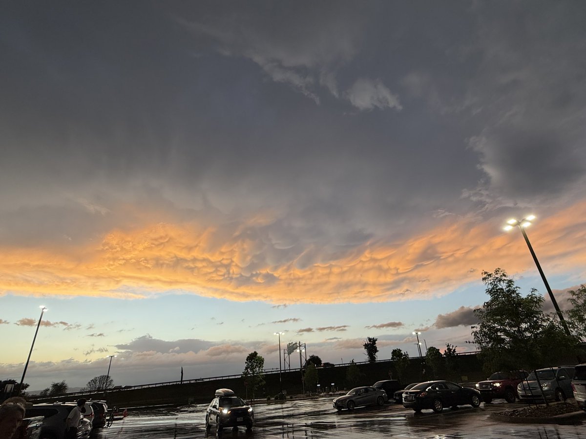 ManleyWeather's tweet photo. @Wx_CodyBarnhart @WDBJ7Weather @WSLSWeather @wx_will @WeatherAubs Check out the mammatus clouds https://t.co/HaQDMM4dSx