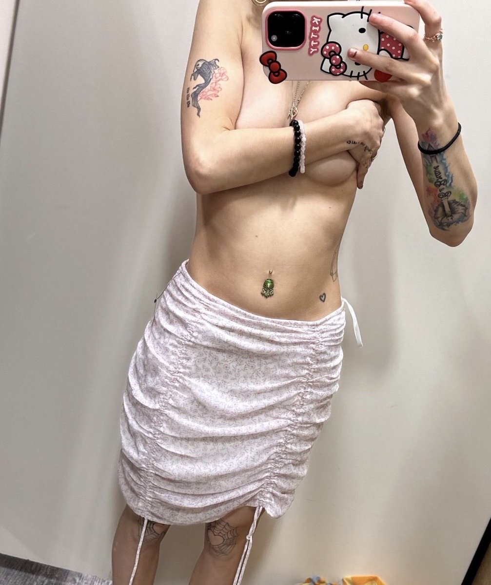 sillyizzy69's tweet photo. Id suck you off in a changing room btw 

#nsfwtwt #nsfw #boobs https://t.co/H11CL5felo