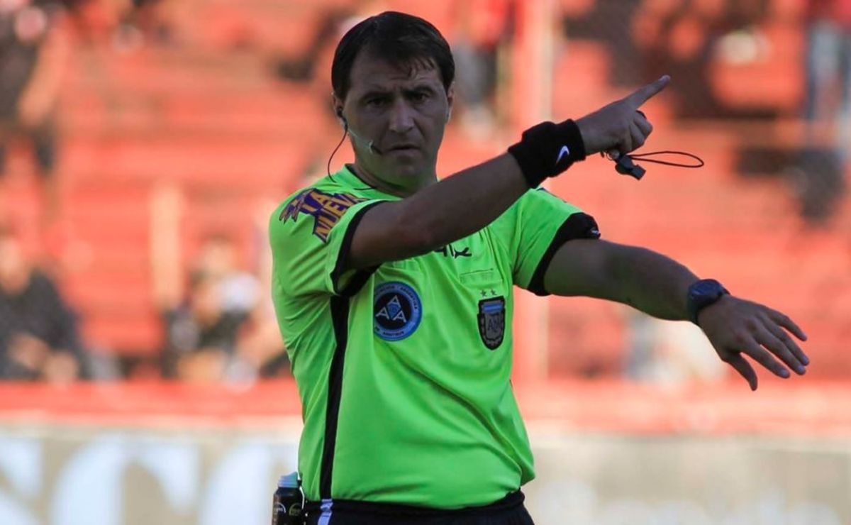 infobae's tweet photo. EL ÁRBITRO VAR DEL SUPERCLÁSICO COBRA CASI $4 MILLONES POR MES COMO EMPLEADO DE LA PROVINCIA DE BUENOS AIRES

Héctor Paletta, el árbitro a cargo del VAR en el Superclásico que Boca le ganó 1-0 a River en el Monumental, es empleado en relación de dependencia del gobierno de la provincia de Buenos Aires. 

Según documentación a la que accedió Infobae, el referí percibe un sueldo cercano a los 4 millones de pesos mensuales de la Dirección General de Cultura y Educación (DGCyE), el organismo conducido por Flavia Terigi que depende directamente del gobernador Axel Kicillof. 

La cifra lo coloca prácticamente a la par de lo que percibe un ministro del gabinete bonaerense, y a eso debe sumarse el ingreso que recibe por su tarea como árbitro de la AFA.

📲 Leé la nota completa 🔗 https://t.co/YgRcU9pJpG