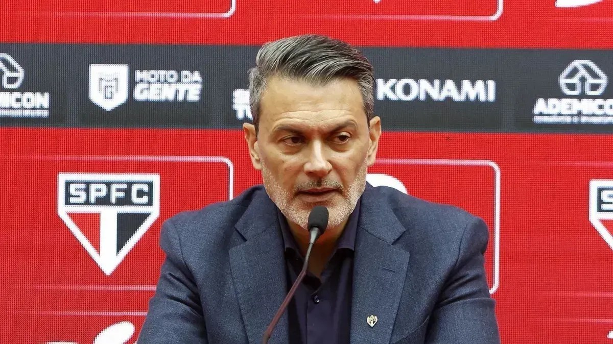tricolorclick's tweet photo. Roger é culpado de ir com Enzo e Cedric de titulares.
É culpado por fazer o Doria jogar 90 minutos.
É culpado de usar o Luciano em 90% dos jogos, o que levou ele ao limite físico.
É culpado de destruir o ótimo meio campo (Daniel, Marcos e Bobadilla acabaram).
Dito tudo isso, os maiores culpados por a temporada ter ido pro lixo estão nas imagens abaixo. Espero que pelo menos dois saiam do comando do futebol do São Paulo...