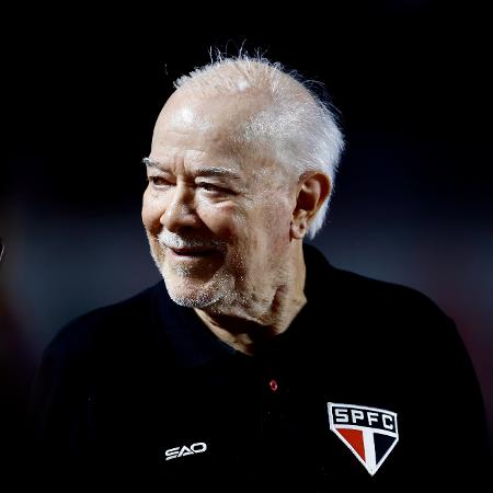 tricolorclick's tweet photo. Roger é culpado de ir com Enzo e Cedric de titulares.
É culpado por fazer o Doria jogar 90 minutos.
É culpado de usar o Luciano em 90% dos jogos, o que levou ele ao limite físico.
É culpado de destruir o ótimo meio campo (Daniel, Marcos e Bobadilla acabaram).
Dito tudo isso, os maiores culpados por a temporada ter ido pro lixo estão nas imagens abaixo. Espero que pelo menos dois saiam do comando do futebol do São Paulo...