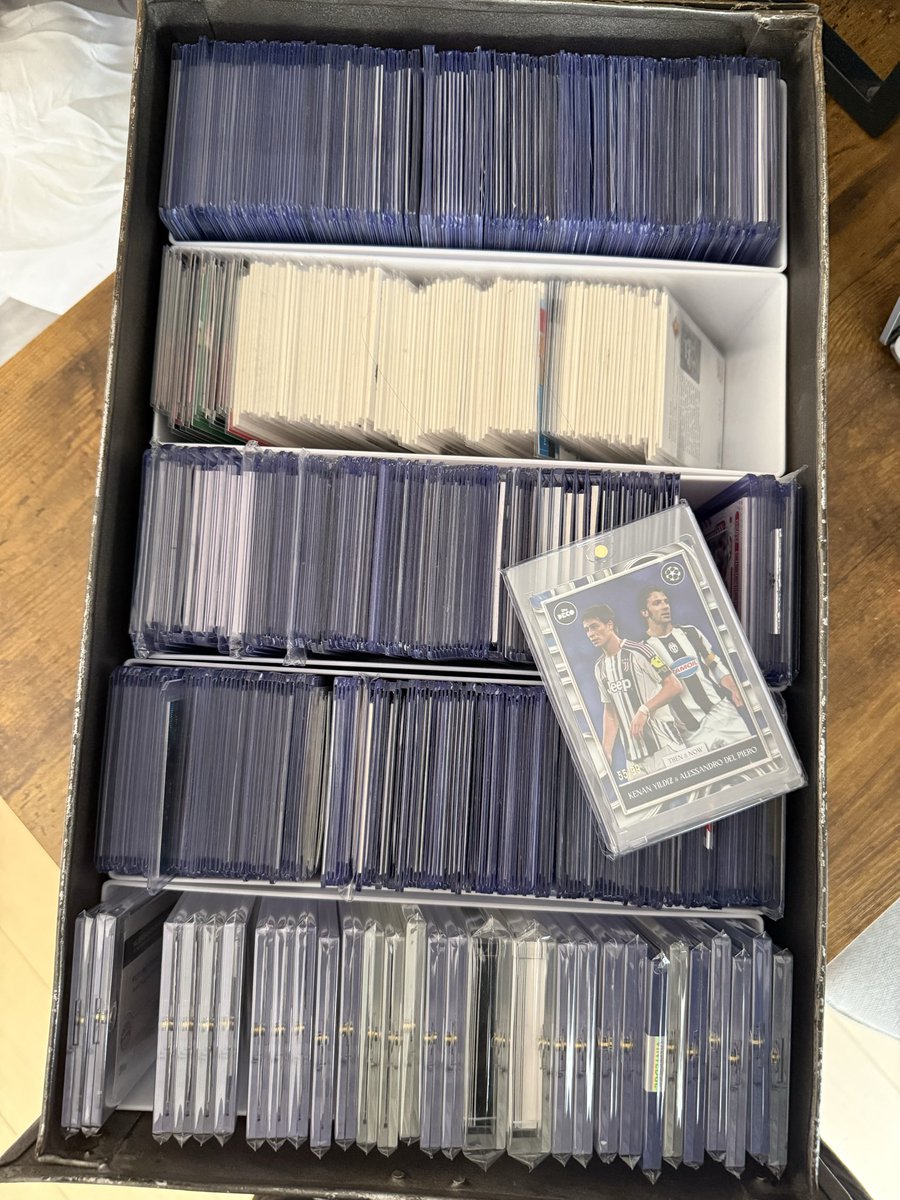 drgerored's tweet photo. サッカーカード界隈のオリパは、だいたい良心的だと感じてますが、文句言う人は買わなければいいと思います

それよりもPaniniのNoirとかPrizmの方がよっぽど悪質、というか期待リターン低すぎで、私は絶対買いません🥶

先週イギリスからの荷物届き、収納頑張ってますが、引き出しサイズ感良い感じ https://t.co/9rq7tVJjoH