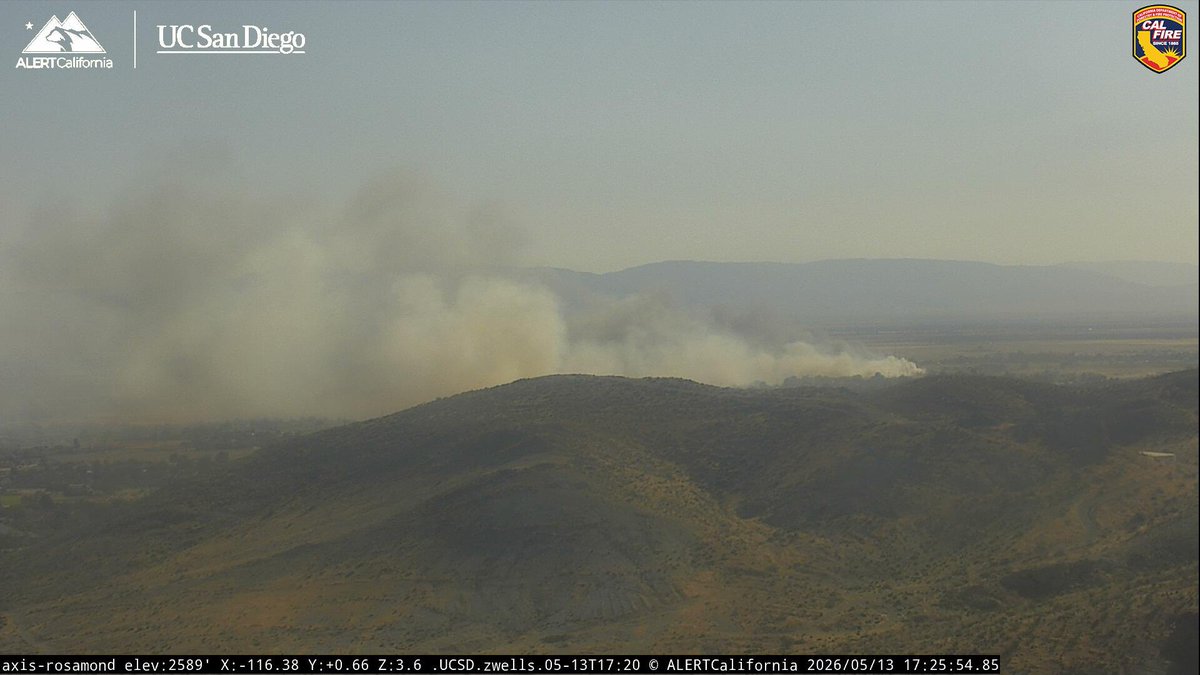 DanielFireTruck's tweet photo. #DesertFire Law Enforcement is conducting Evacuations in the Area, the Fire is 5 acres, Wind Driven with a Rapid Rate of Spread.
The Fire is Threatening nearby Structures to the East, Proximately 20-25 Structures Threatened, with 2 Structures on Fire. https://t.co/cCc12KL64Z