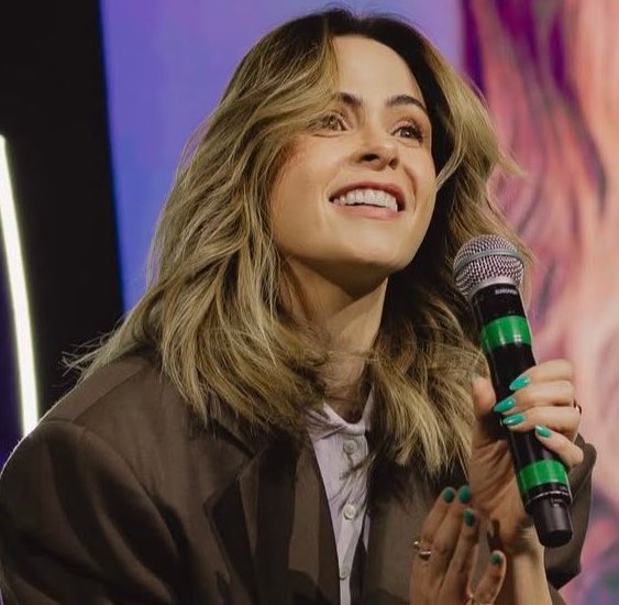 Ana Renault GO SOLO 🧙‍♀️🥂 tweet media