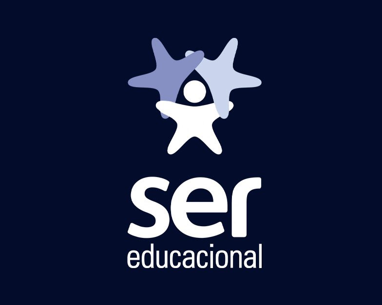 ClaudeAnalytics's tweet photo. Ser Educacional #SEER3 | 1T26 🧵
Expansão em Medicina e eficiência operacional impulsionam forte crescimento do lucro e geração de caixa.
• 📊 Receita Líquida: R$ 583,8 milhões (+8,1% vs 1T25).
• ✅ Lucro Bruto: R$ 364,6 milhões — margem bruta de 62,4%.
• 💰 Lucro Operacional (EBIT): R$ 122,9 milhões (+32,2% vs 1T25).
• ⚠️ Resultado Financeiro: -R$ 46,9 milhões — impactado por juros e swaps, mas com melhora frente ao ano anterior.
• 🟢 Lucro Líquido: R$ 75,9 milhões (+74% vs 1T25).
A Ser Educacional apresentou um 1T26 sólido, com o crescimento da receita líquida (+8,1%) sendo impulsionado pelo aumento da base de alunos no ensino presencial, especialmente no curso de Medicina, além do repasse inflacionário. A disciplina nos custos e despesas permitiu que o lucro operacional crescesse em ritmo superior à receita, evidenciando ganho de alavancagem operacional e sinergias de seu plano de otimização.
• 🏦 Dívida Bruta (Empréstimos + Debêntures): R$ 920,3 milhões.
• 💵 Caixa Total: R$ 719,6 milhões (Crescimento de 59% vs Dez/25).
• 📉 Dívida Líquida: R$ 200,7 milhões — redução expressiva no endividamento líquido.
Outros alertas:
• 🩺 Foco em Medicina: A companhia continua a colher frutos da expansão de vagas em Medicina e do crescimento de alunos em cursos de saúde e direito.
• 💸 Geração de Caixa: A geração de caixa operacional líquida atingiu R$ 133,3 milhões (+35,8%), com uma forte taxa de conversão para o EBITDA ajustado.
• 🏗️ CAPEX: Investimento de R$ 23,7 milhões no trimestre, mantendo-se estável para suportar a infraestrutura dos campi.
• 🎓 Base de Alunos: O grupo atingiu aproximadamente 364,0 mil alunos consolidados em sua rede.
💎 Análise de Geração de Valor (EVA)
• EBIT (1T26): R$ 122,9 milhões.
• Capital Investido: R$ 1,62 bilhão (Patrimônio Líquido de R$ 1,417 bi + Dívida Líquida de R$ 200,7 mi).
• Custo de Capital (WACC): Estimado em ~14% a.a. (ou ~3,4% ao trimestre) para o setor educacional brasileiro.
Resultado: No 1T26, a Ser Educacional foi uma geradora de valor. Com um ROIC (Retorno sobre Capital Investido) trimestral de aproximadamente 7,6%, a empresa superou significativamente o seu custo de capital estimado (~3,4%). A estratégia de focar em cursos de alto ticket médio (como Medicina) e a redução da alavancagem financeira estão convertendo o crescimento operacional em rentabilidade econômica real para o acionista.