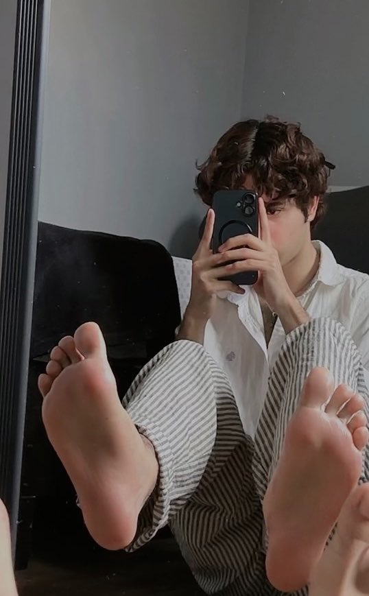 ticklemesoft19's tweet photo. we're back, slaves ! 👣🪶 https://t.co/zfhrZ336te