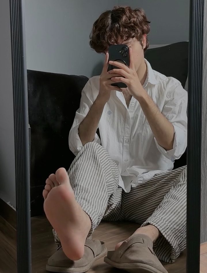 ticklemesoft19's tweet photo. we're back, slaves ! 👣🪶 https://t.co/zfhrZ336te