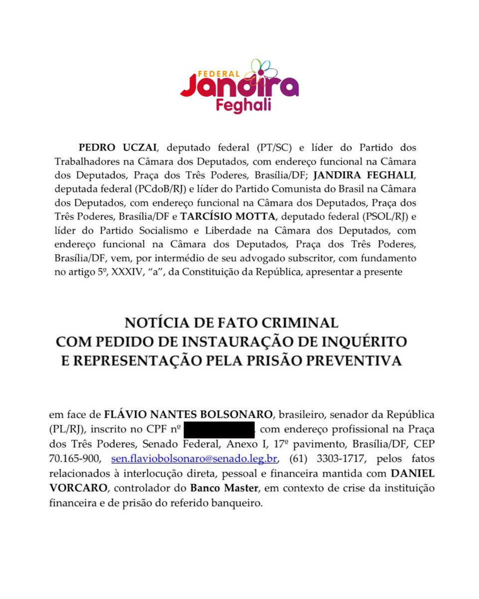 jandira_feghali's tweet photo. Ao lado dos deputados @pedro.uczai (PT) e @tarcisiomottapsol (PSOL), enviamos ao Procurador-Geral da República NOTÍCIA DE FATO CRIMINAL com um um pedido de instauração de inquérito e outro de PRISÃO PREVENTIVA do senador Flávio Bolsonaro, pré-candidato da extrema direita à presidência do Brasil. O furo de reportagem do @theinterceptbrasil não deixa dúvidas sobre as íntimas relações de Flávio Bolsonaro com Daniel Vorcaro, operador do maior esquema de fraude bancária do Brasil. CPI do Master Já!