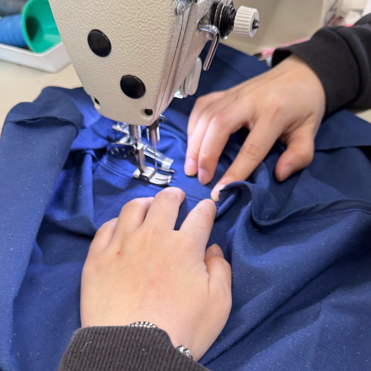 returbull's tweet photo. 新商品①「エコバッグ」

今年度の新商品として、エコバッグを開発しています✨

1番身近に行われているSDGsで、一番に思い浮かんだのがエコバッグ🛍️
廃棄される消防服でエコバッグを作れば、材料から用途までエコ続きでSDGsの理にかなっていると考え開発にいたりました。 https://t.co/v0YgoafJbD
