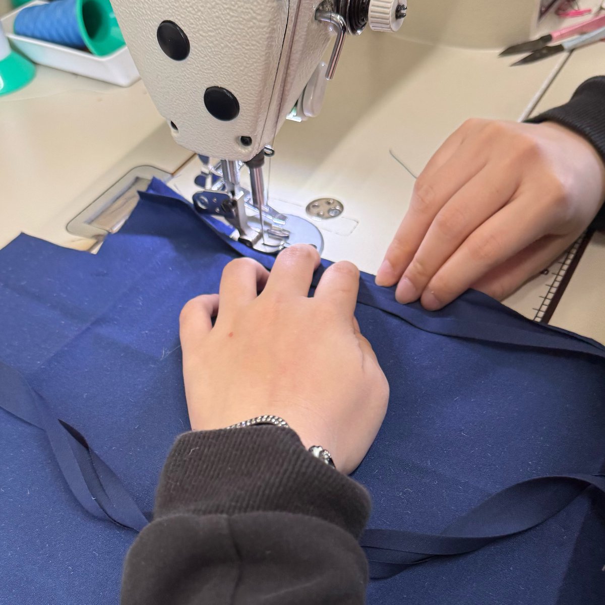 returbull's tweet photo. 新商品①「エコバッグ」

今年度の新商品として、エコバッグを開発しています✨

1番身近に行われているSDGsで、一番に思い浮かんだのがエコバッグ🛍️
廃棄される消防服でエコバッグを作れば、材料から用途までエコ続きでSDGsの理にかなっていると考え開発にいたりました。 https://t.co/v0YgoafJbD