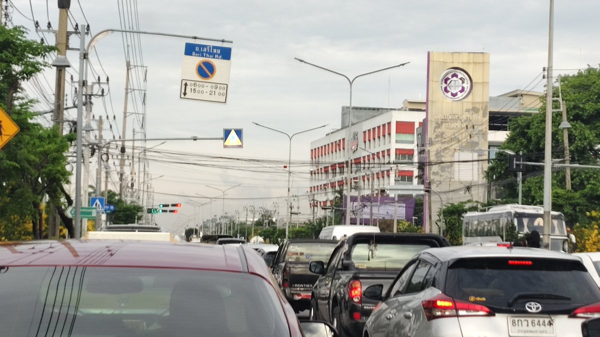 pracha_se's tweet photo. @fm91trafficpro ถนนรามคำแหงก็วางท่อประปาบนถนนหายไป 1 เลน ตอนนี้มาถนนเสรีไทยก็ติดอะไรก็ไม่รู้ไฟเขียวก็ยังไม่ขยับ https://t.co/pA80AtvbXq