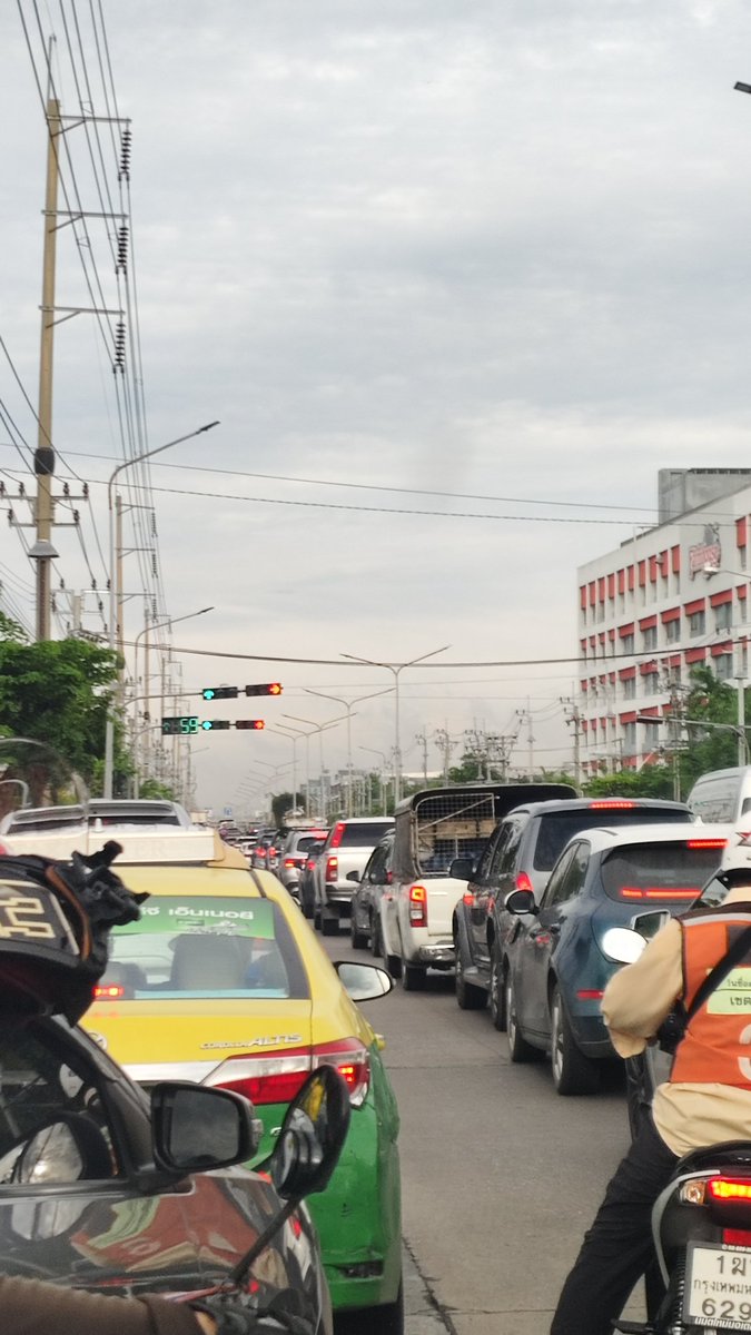 pracha_se's tweet photo. @fm91trafficpro ถนนรามคำแหงก็วางท่อประปาบนถนนหายไป 1 เลน ตอนนี้มาถนนเสรีไทยก็ติดอะไรก็ไม่รู้ไฟเขียวก็ยังไม่ขยับ https://t.co/pA80AtvbXq