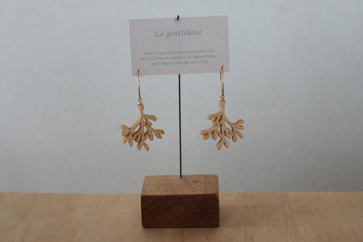 lagouttelette's tweet photo. シカモア杢のヤドリギピアス　続き

シカモア杢で作ったヤドリギのピアスとイヤリング。

#ヤドリギ #宿り木 #寄生木 #幸運を呼ぶ木 #クリスマス #植物 #木製 #木工 #ハンドメイド #天然素材 #オイル仕上げ #シカモア #杢 #銘木 #ピアス #イヤリング #mistletoe https://t.co/0aDKDJY0F6
