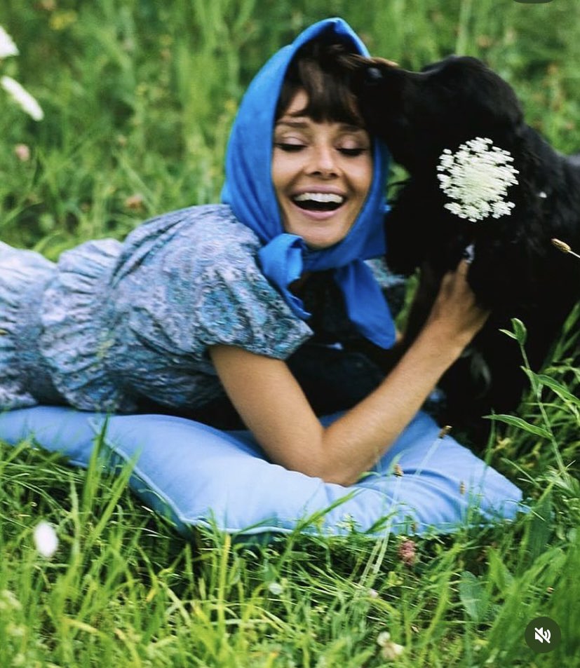 FlicksAnca's tweet photo. Spring | Primavera

AudreyHepburn, 1971 photographed by Henry Clarke https://t.co/gZ0j5vC9VL